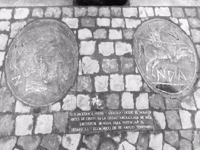Se coloca una moneda íbera en la calle Escuelas Pías