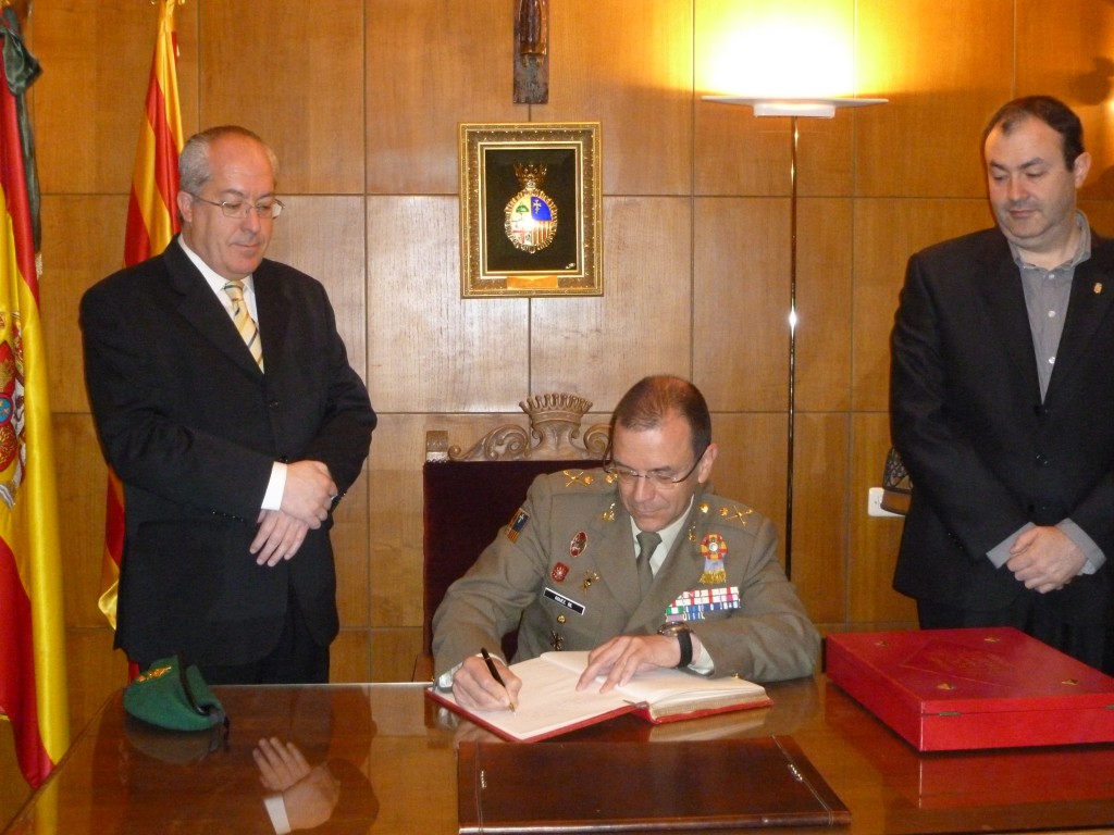 Firma del nuevo General JTM en el Libro de Honor del Ayto